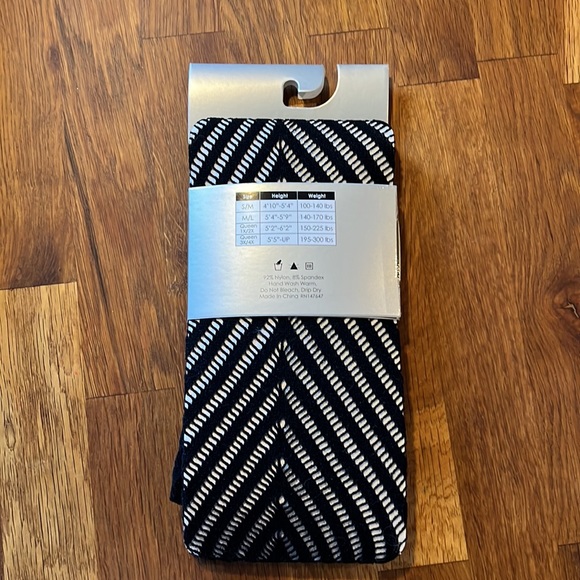 NWT fishnet decorative pattern lace tights - Picture 3 of 4